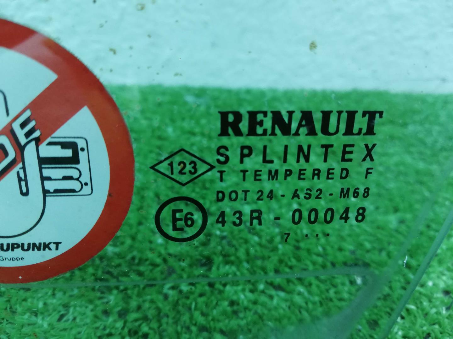 Стекло двери передней левой