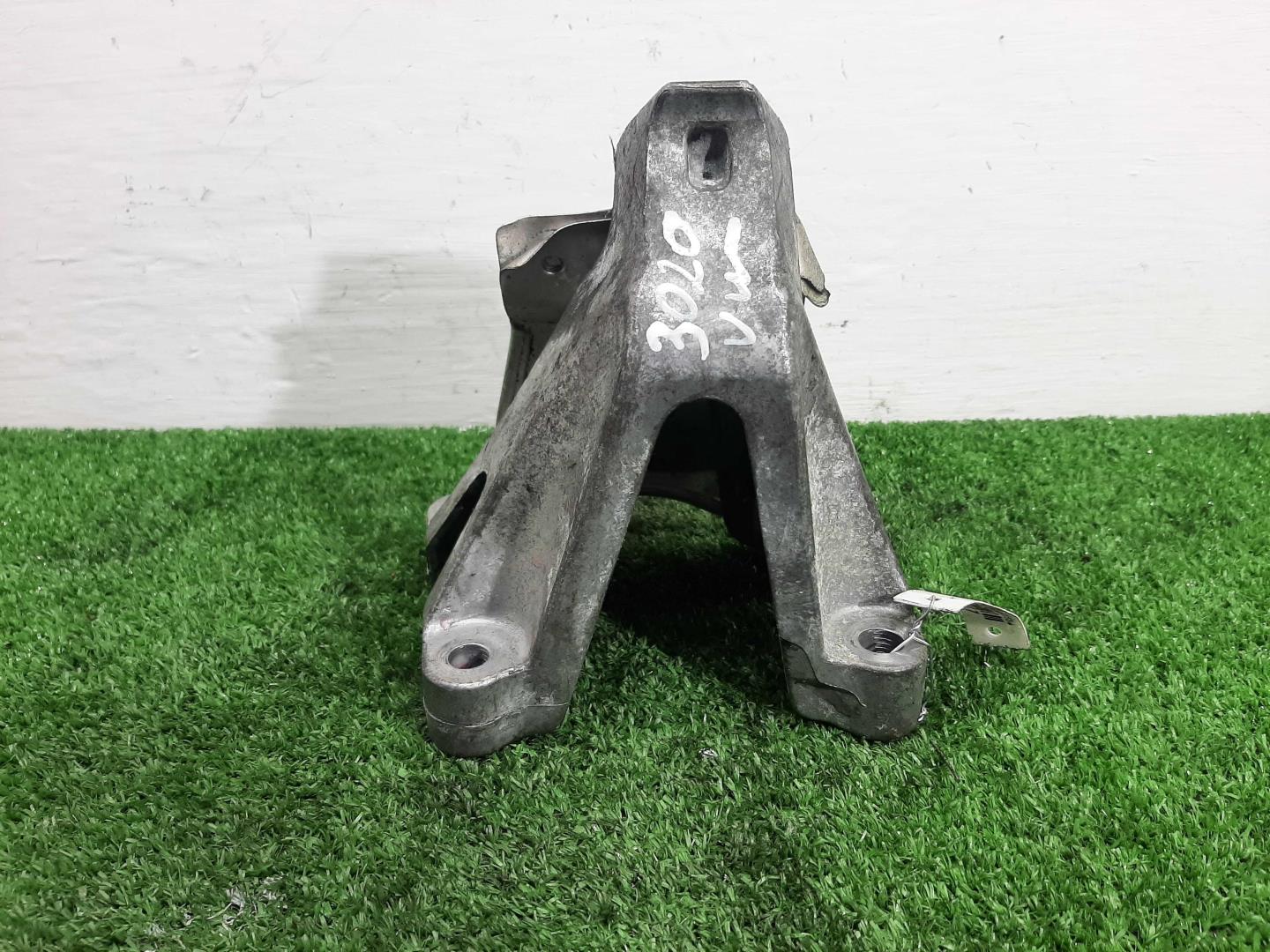 Кронштейн двигателя