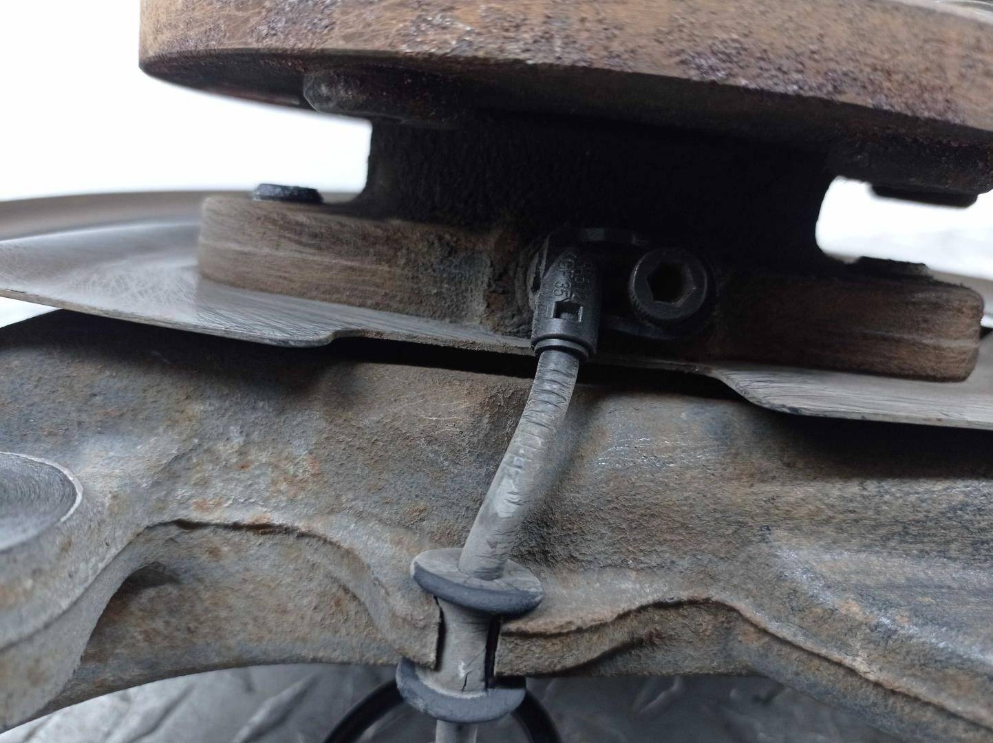 Кулак поворотный передний правый