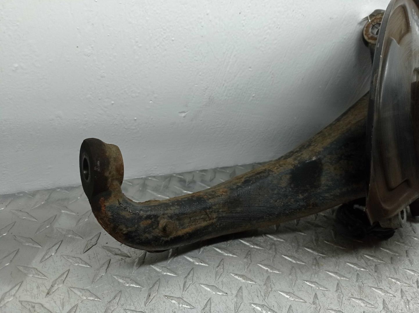 Кулак поворотный передний правый