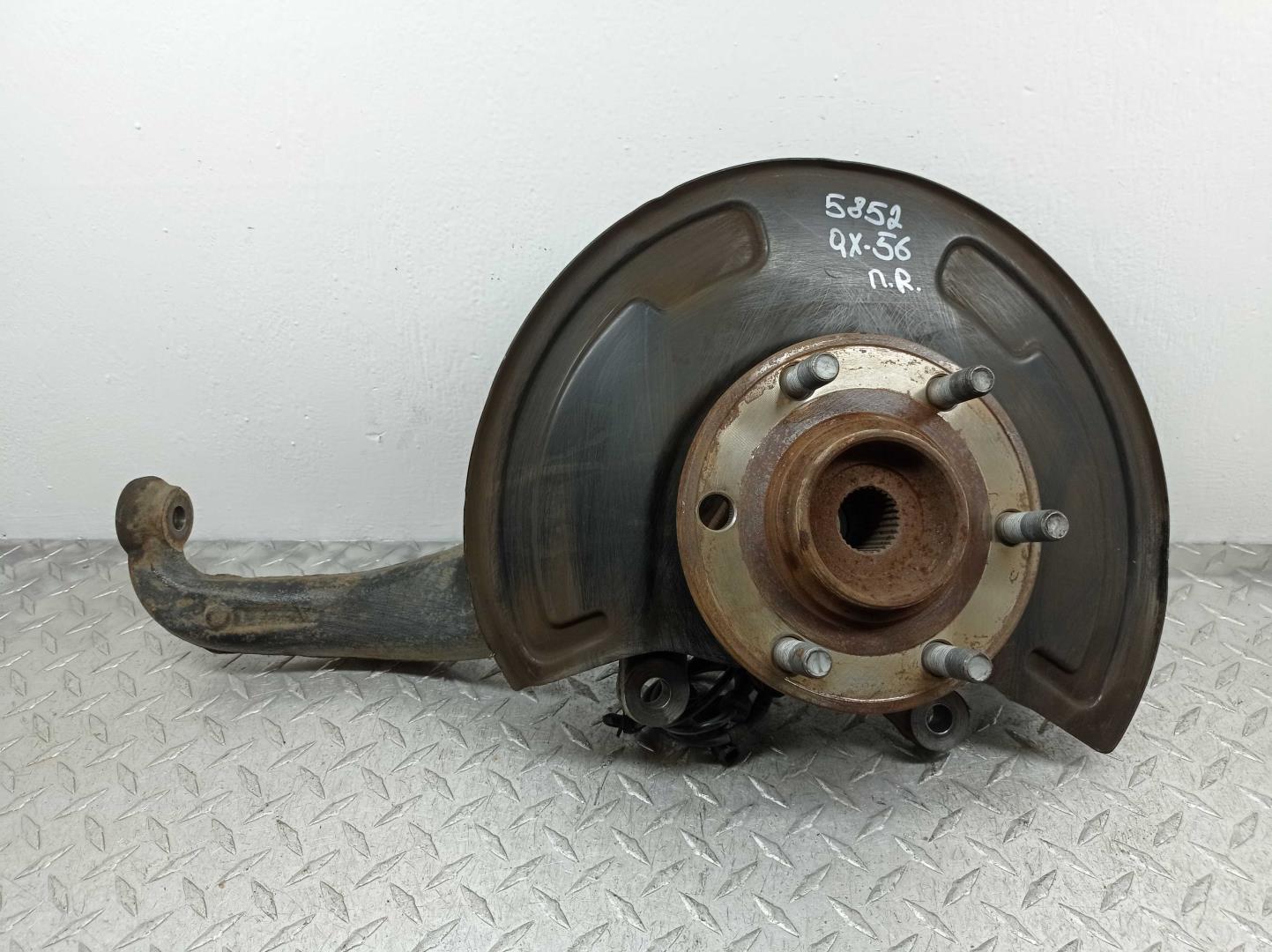 Кулак поворотный передний правый