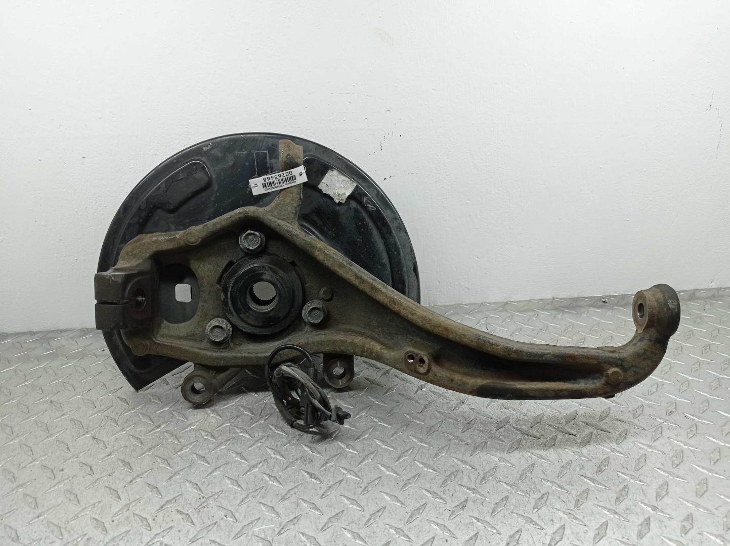 Кулак поворотный передний правый