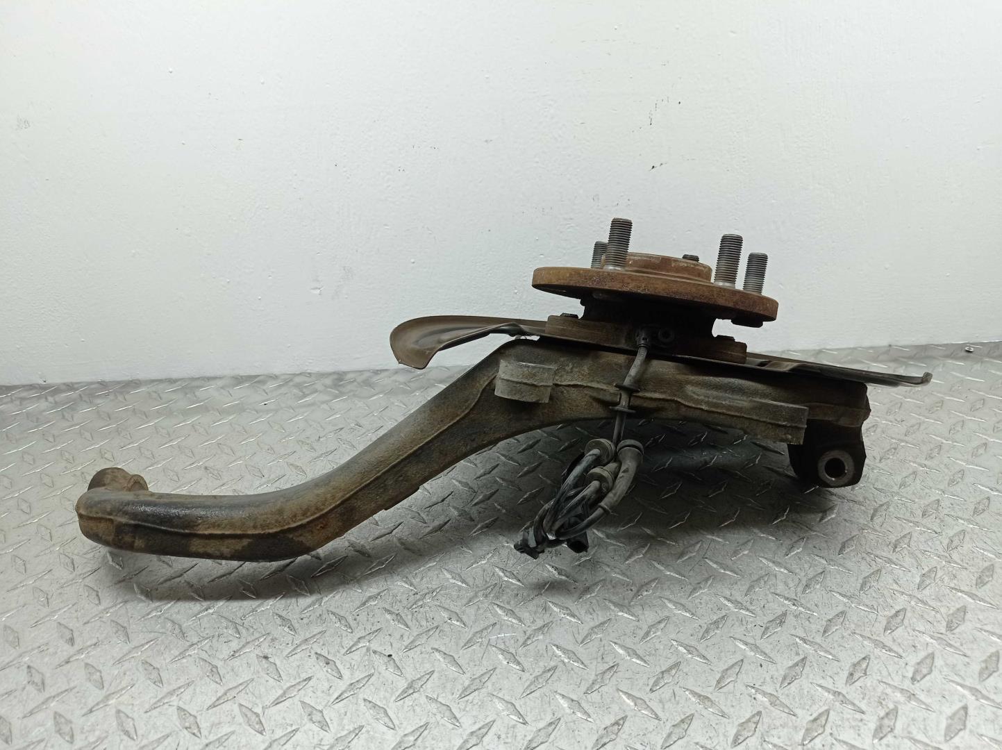 Кулак поворотный передний правый