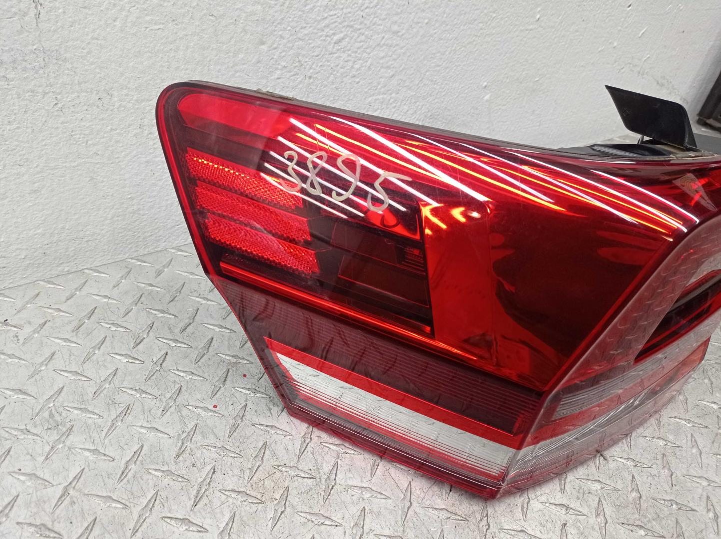 Фонарь задний наружный левый