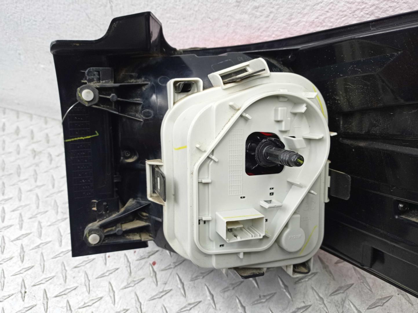 Фонарь задний наружный левый