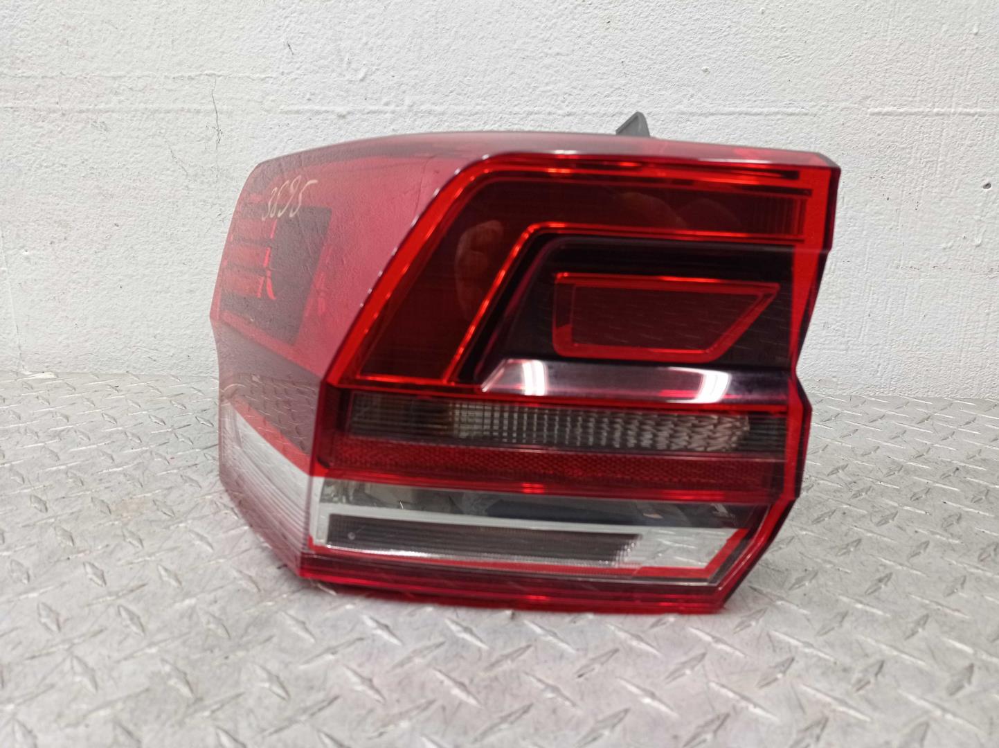 Фонарь задний наружный левый