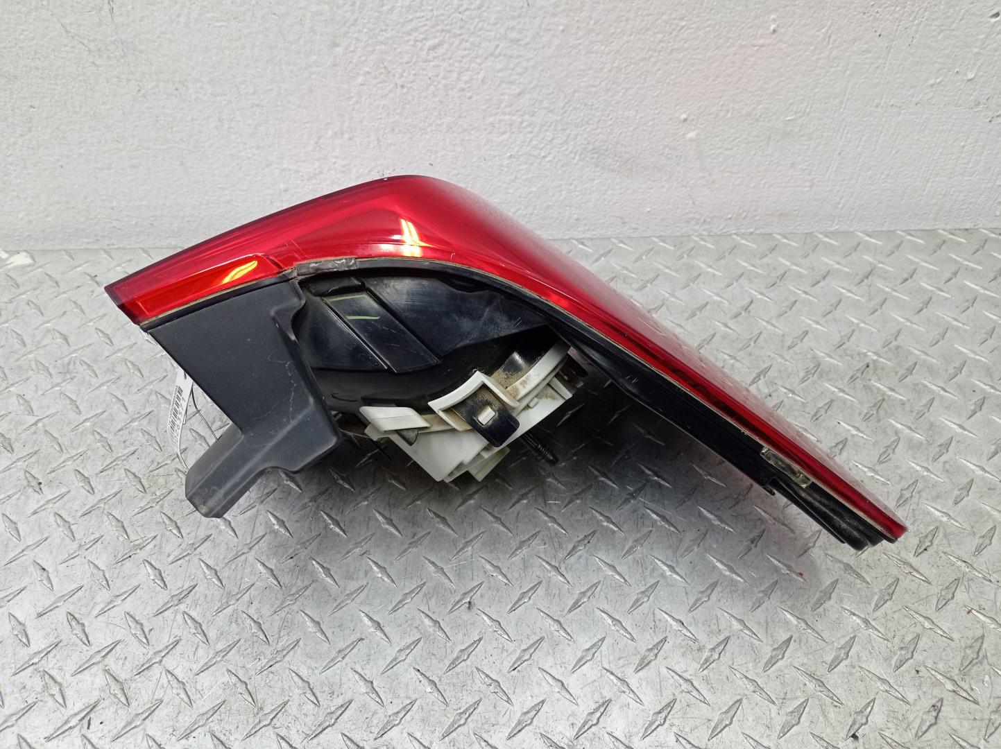 Фонарь задний наружный левый