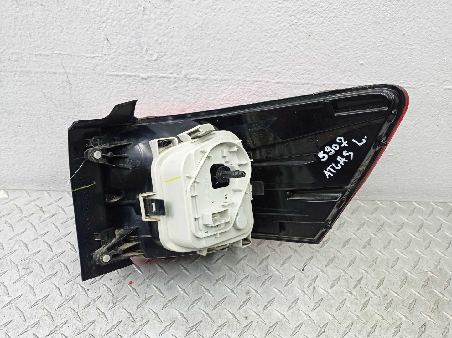 Фонарь задний наружный левый