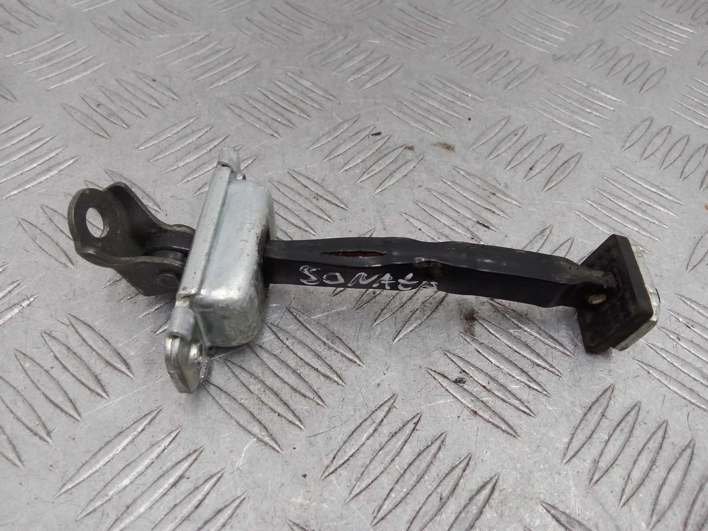 Петля двери передней