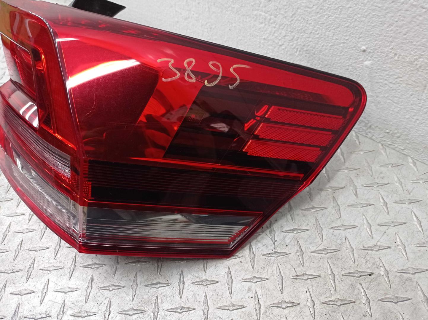 Фонарь задний наружный правый