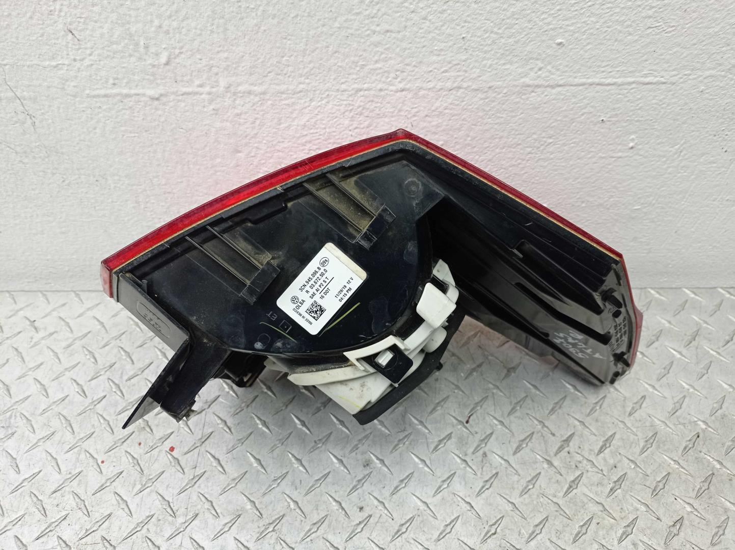 Фонарь задний наружный правый