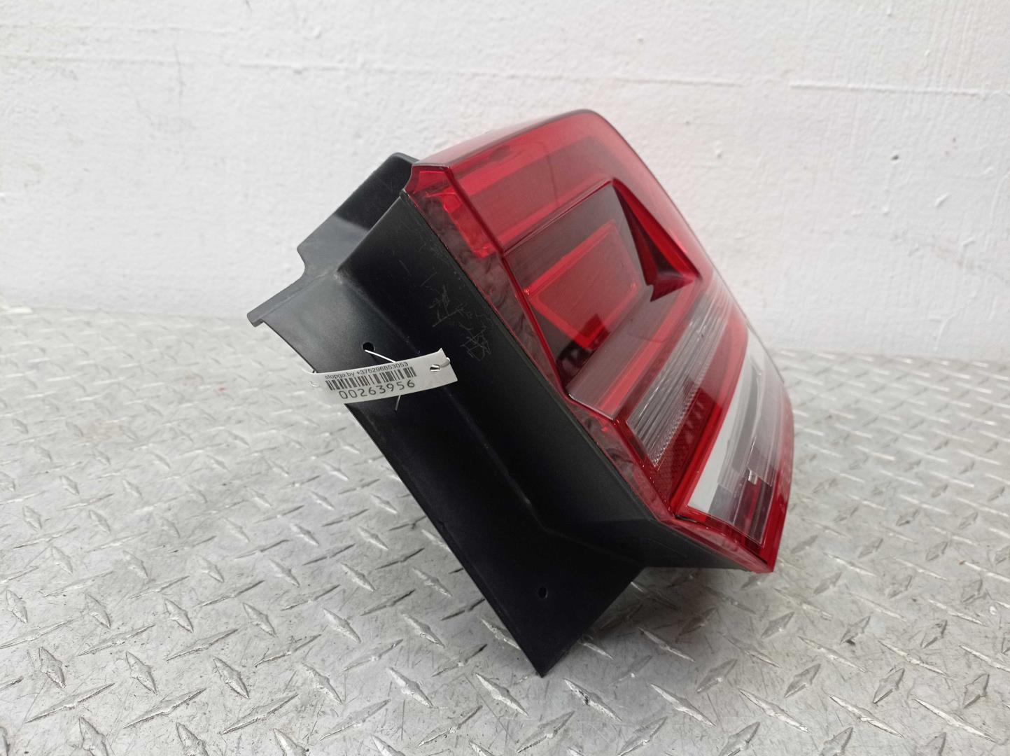 Фонарь задний наружный правый