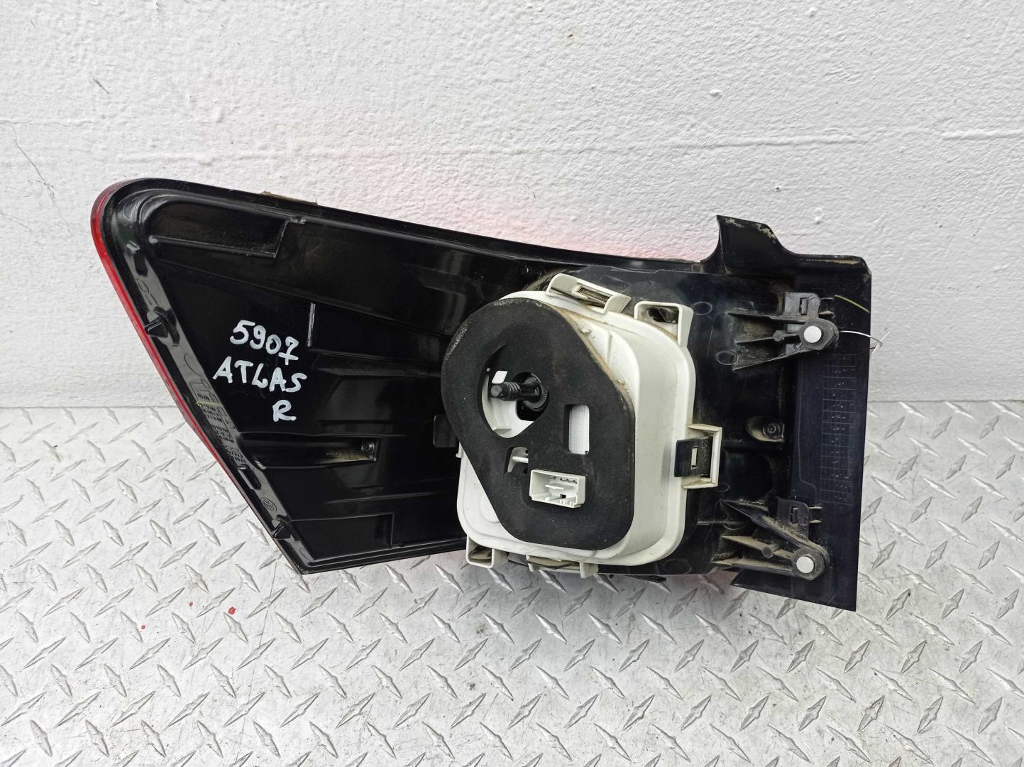 Фонарь задний наружный правый