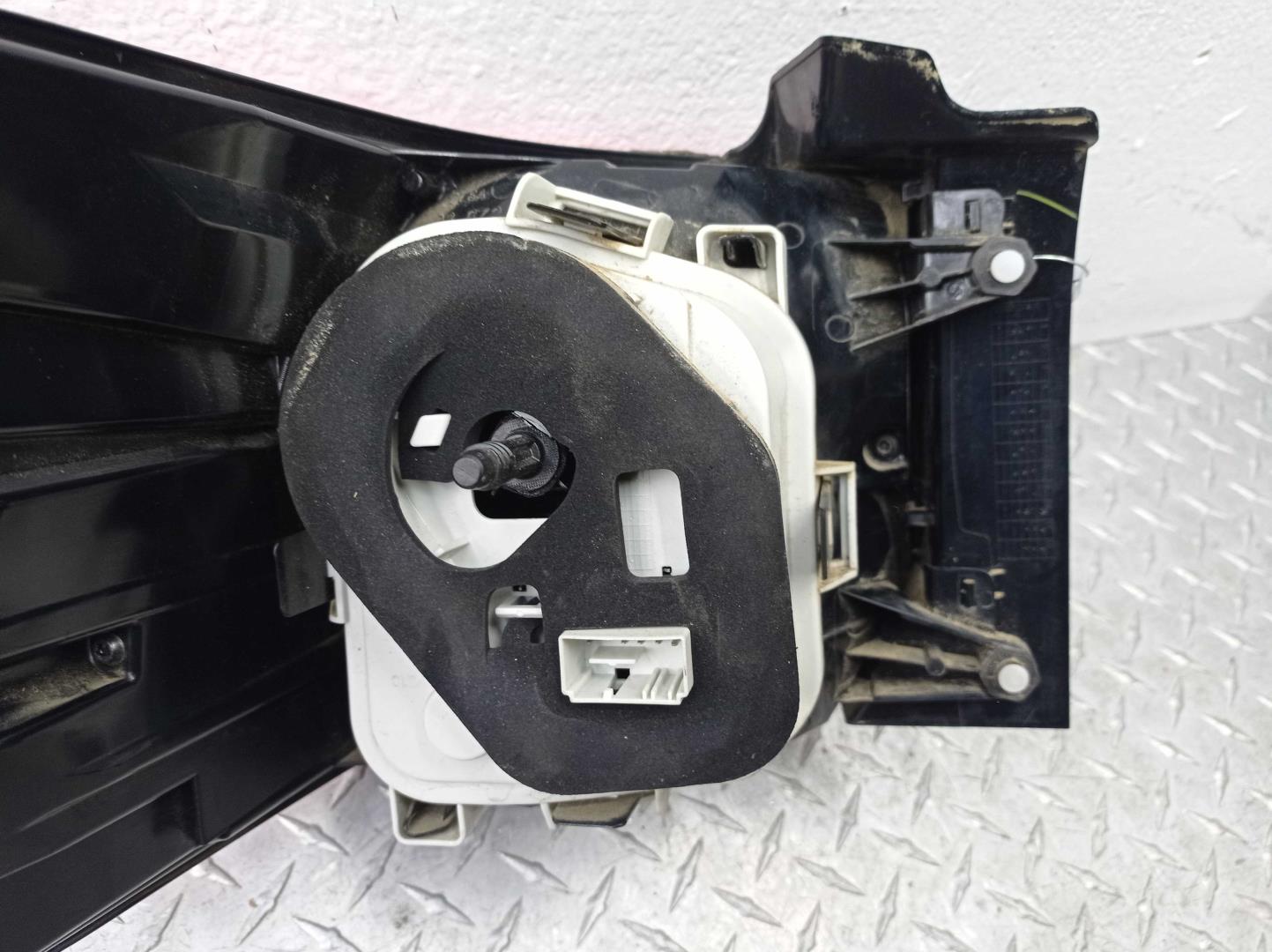 Фонарь задний наружный правый