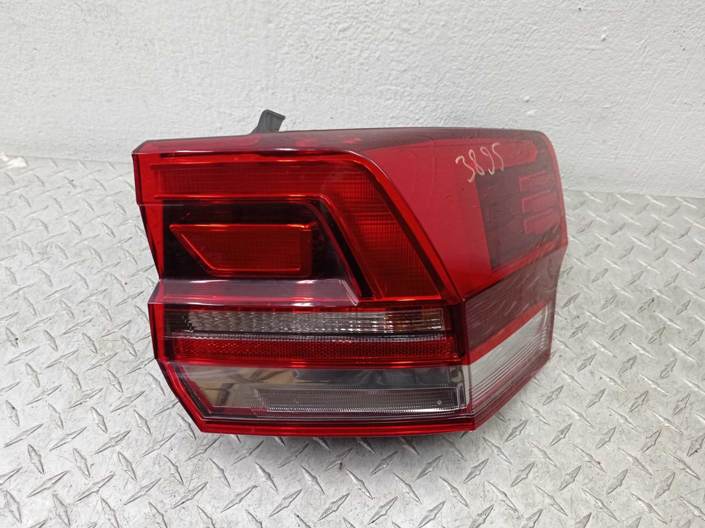 Фонарь задний наружный правый