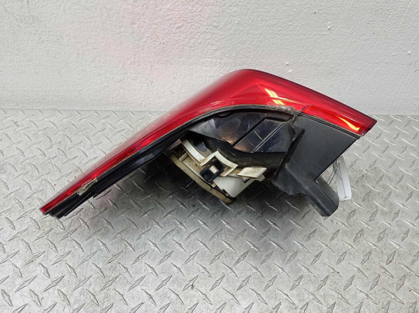 Фонарь задний наружный правый