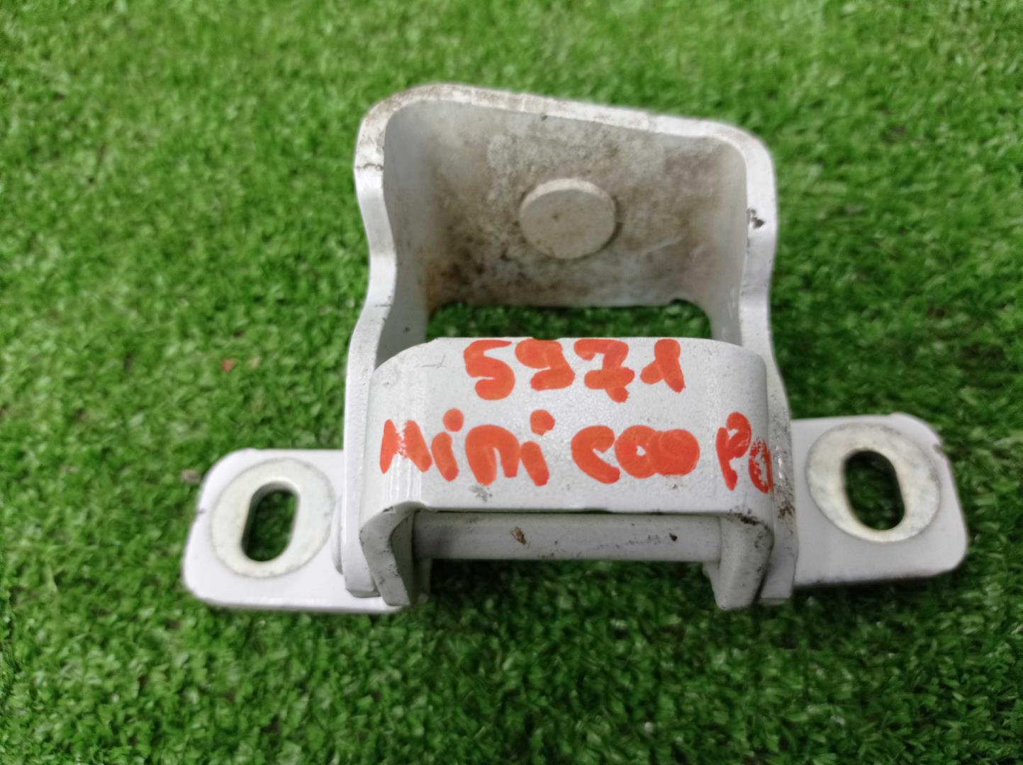 Петля крышки багажника