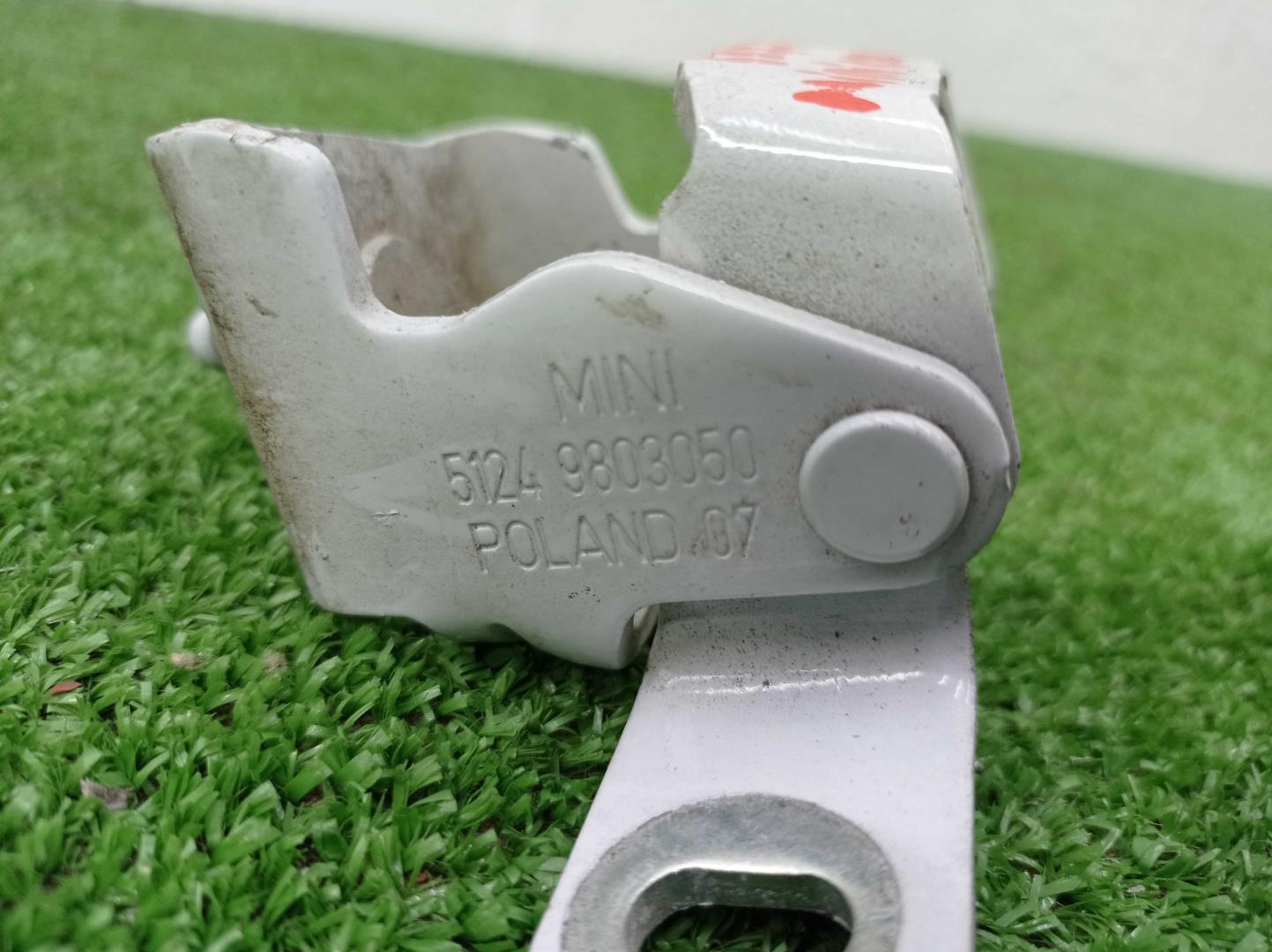 Петля крышки багажника