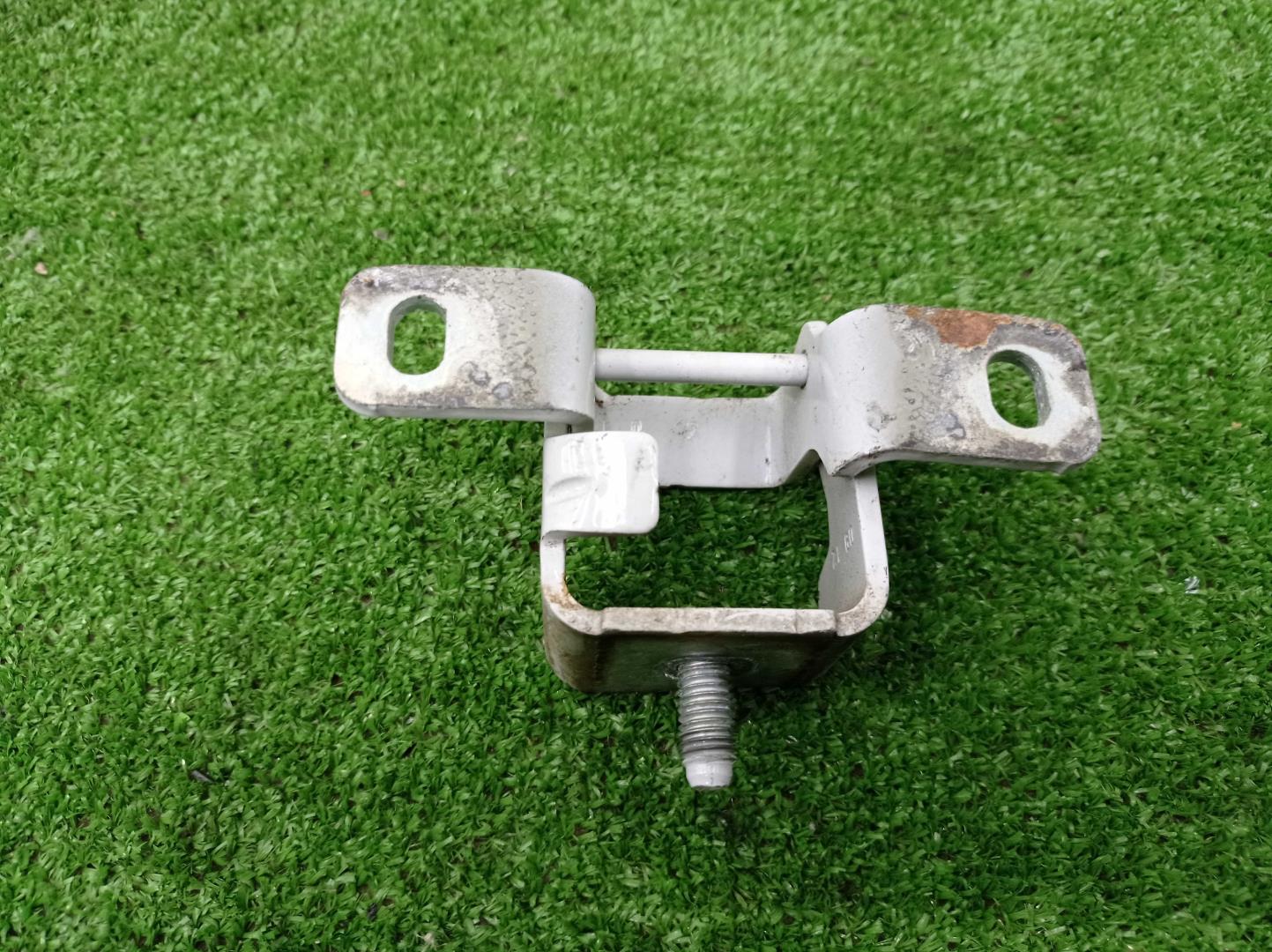 Петля крышки багажника