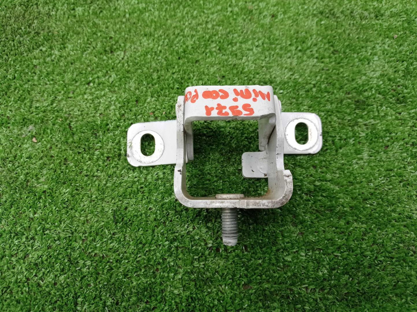 Петля крышки багажника