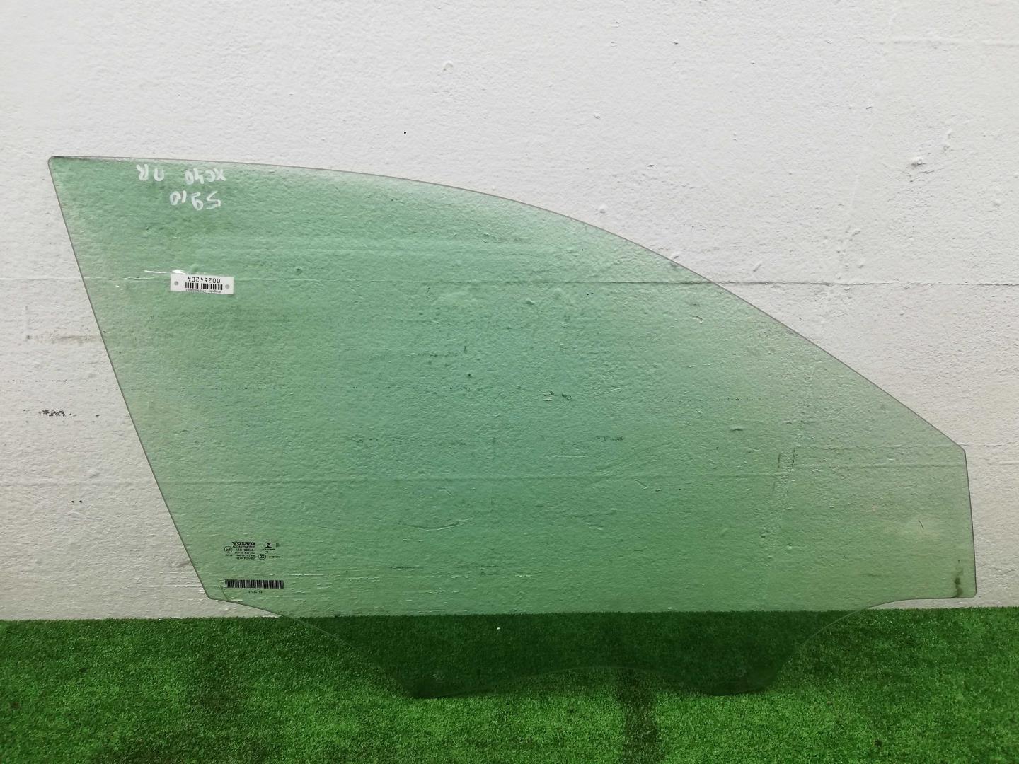 Стекло двери передней правой