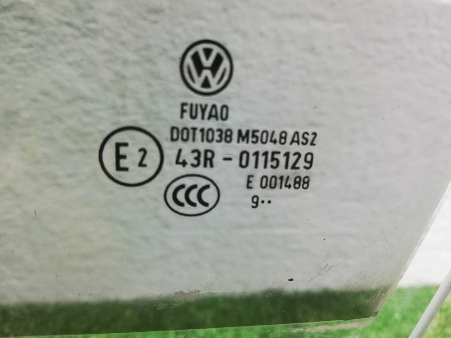 Стекло двери передней левой