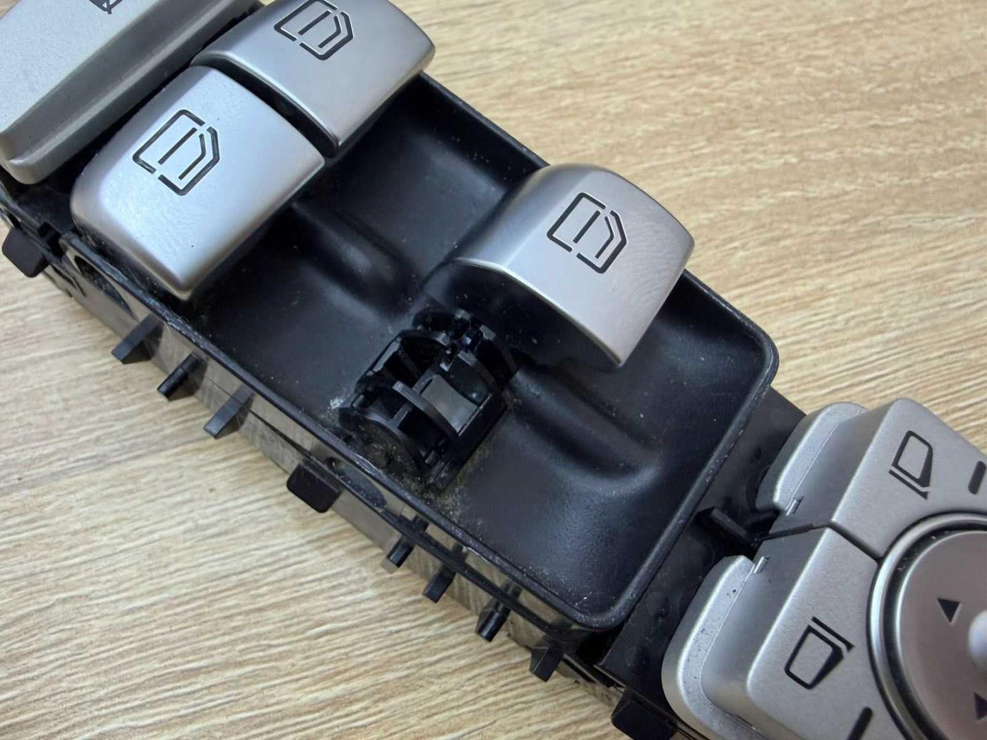 Кнопка стеклоподъемника