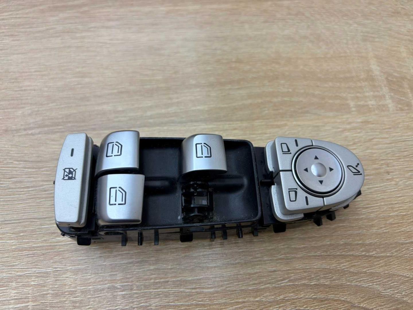 Кнопка стеклоподъемника