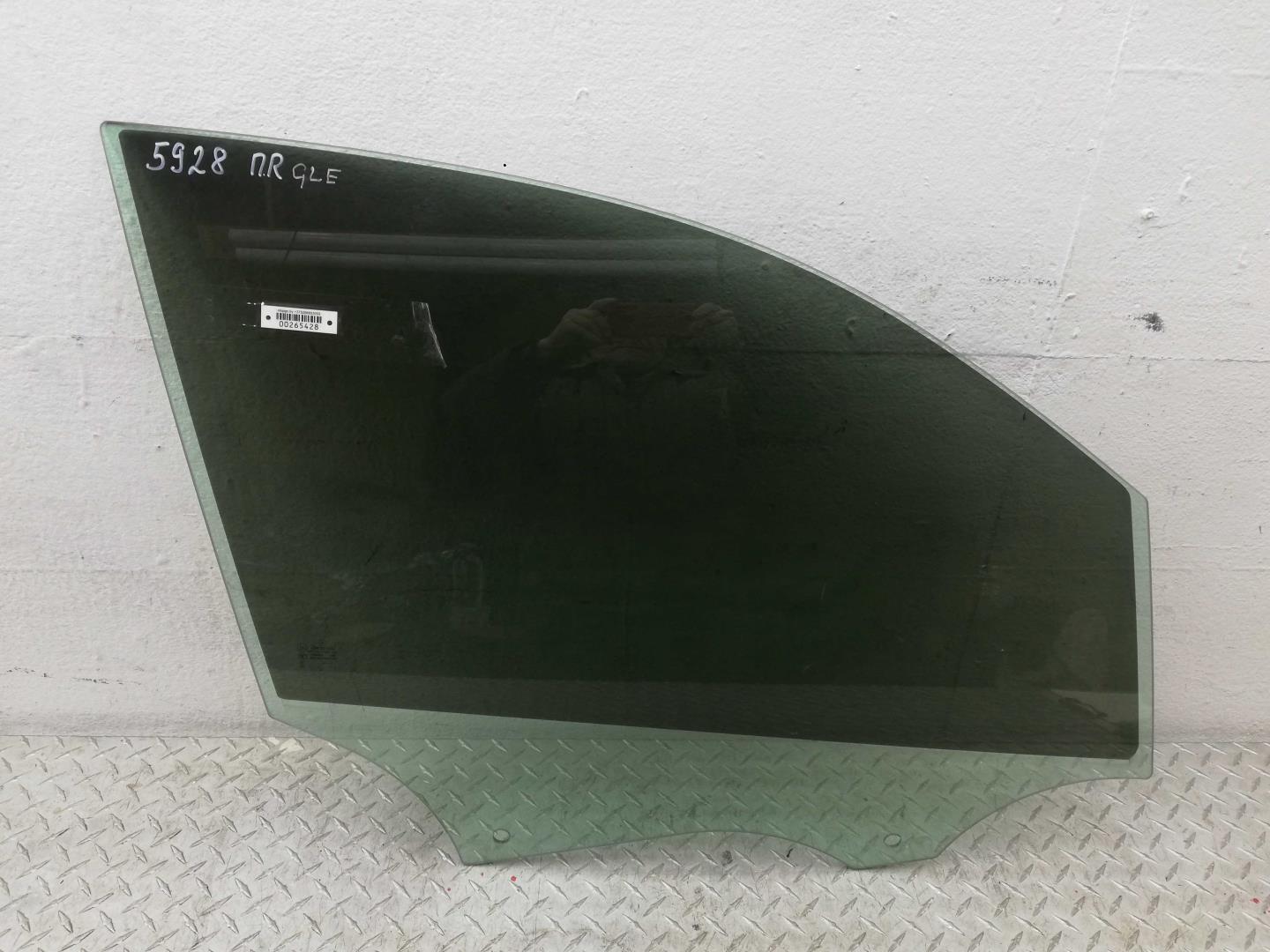Стекло двери передней правой