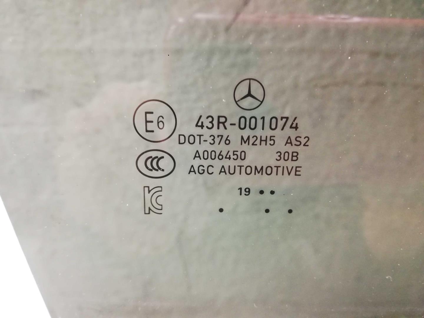 Стекло двери передней правой