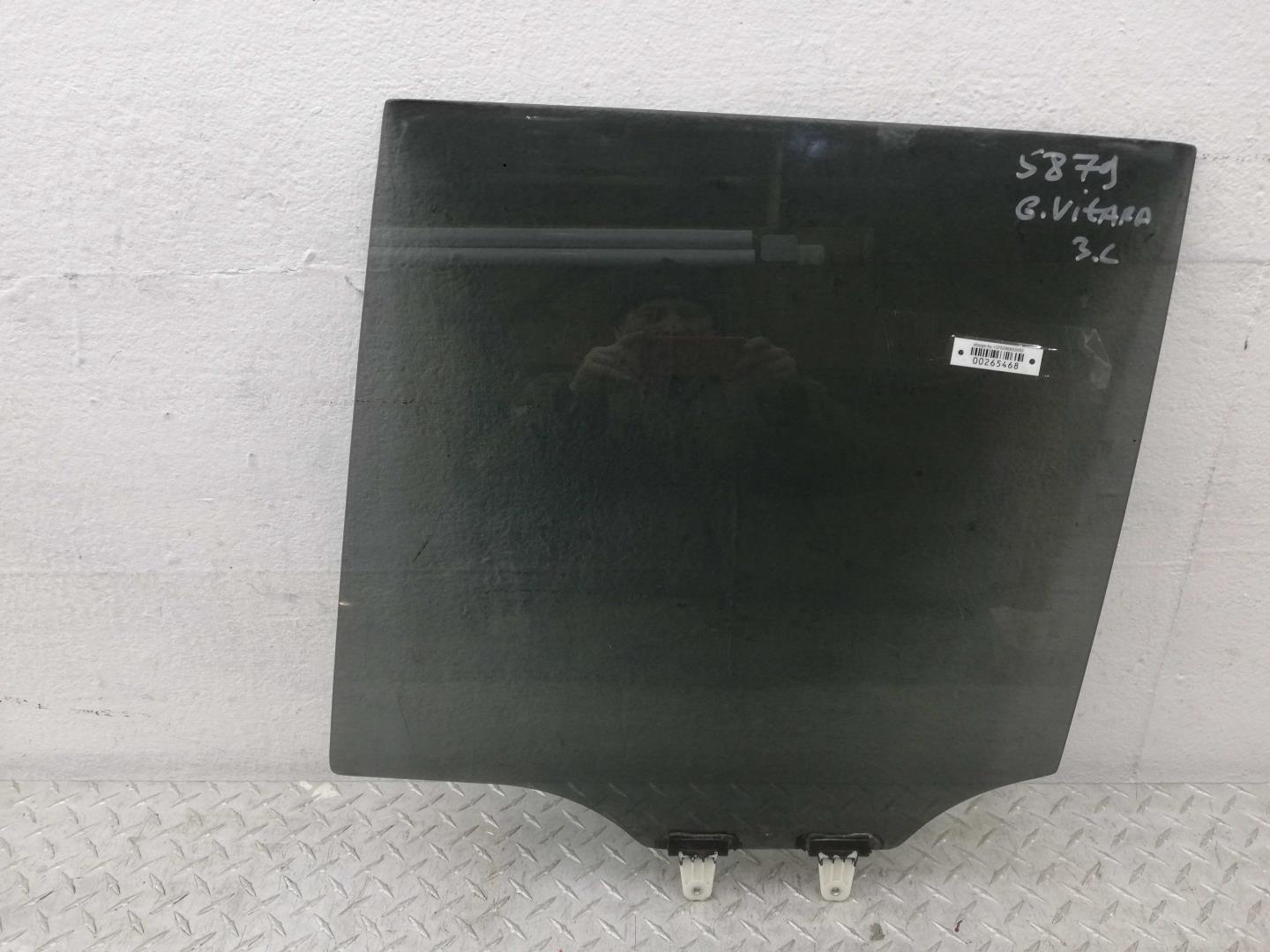 Стекло двери задней левой