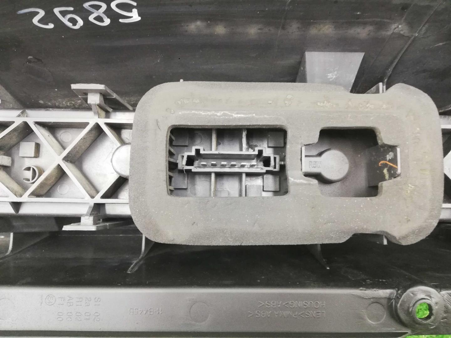 Фонарь задний наружный правый