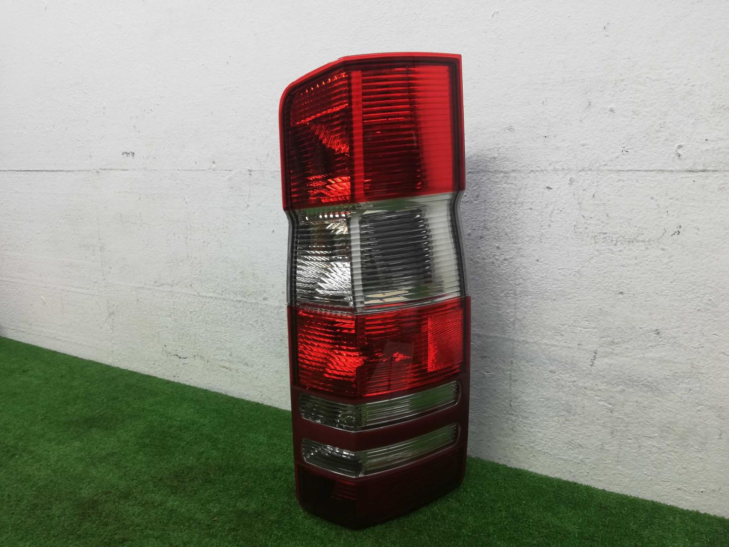 Фонарь задний наружный правый