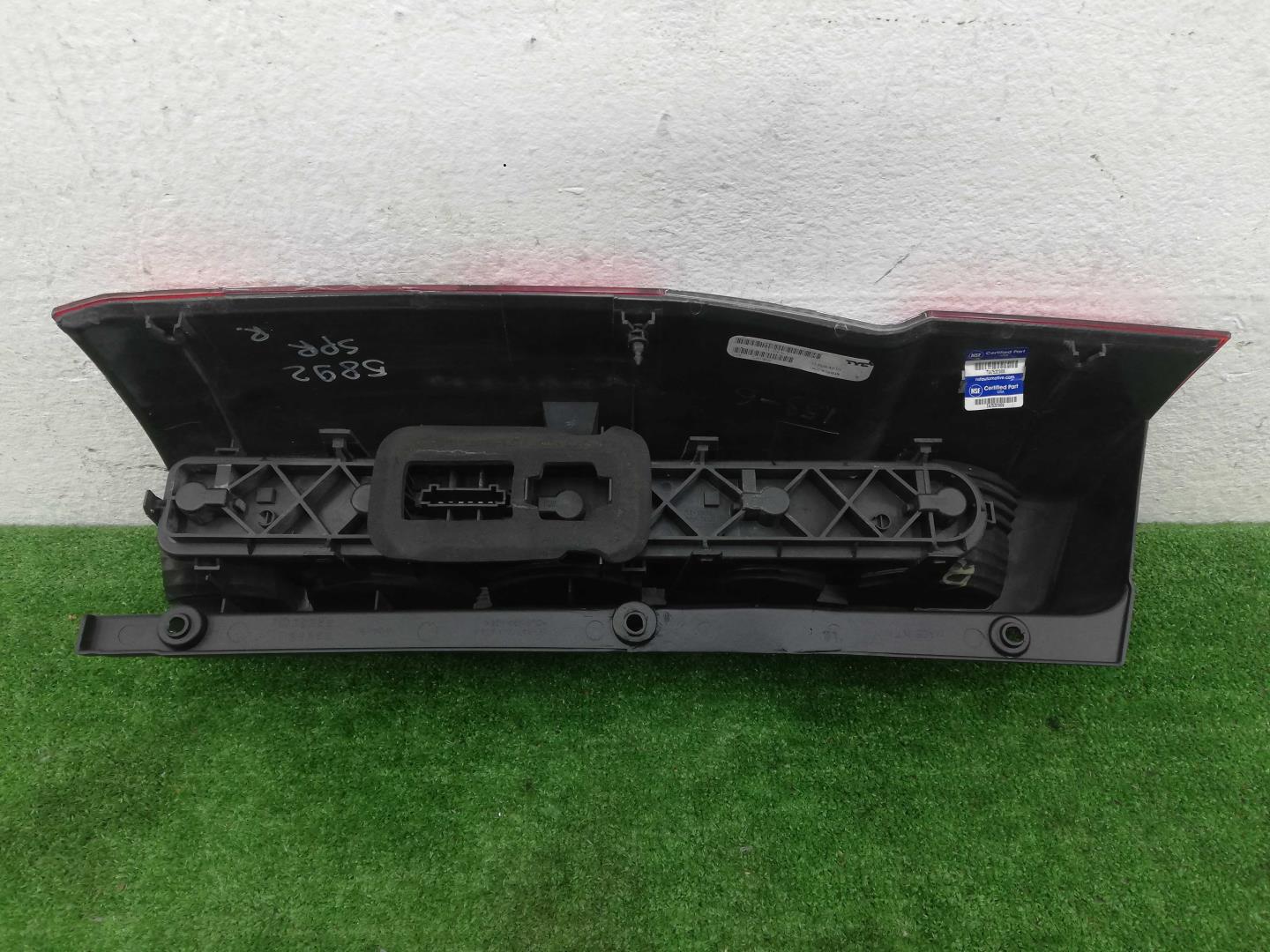 Фонарь задний наружный правый