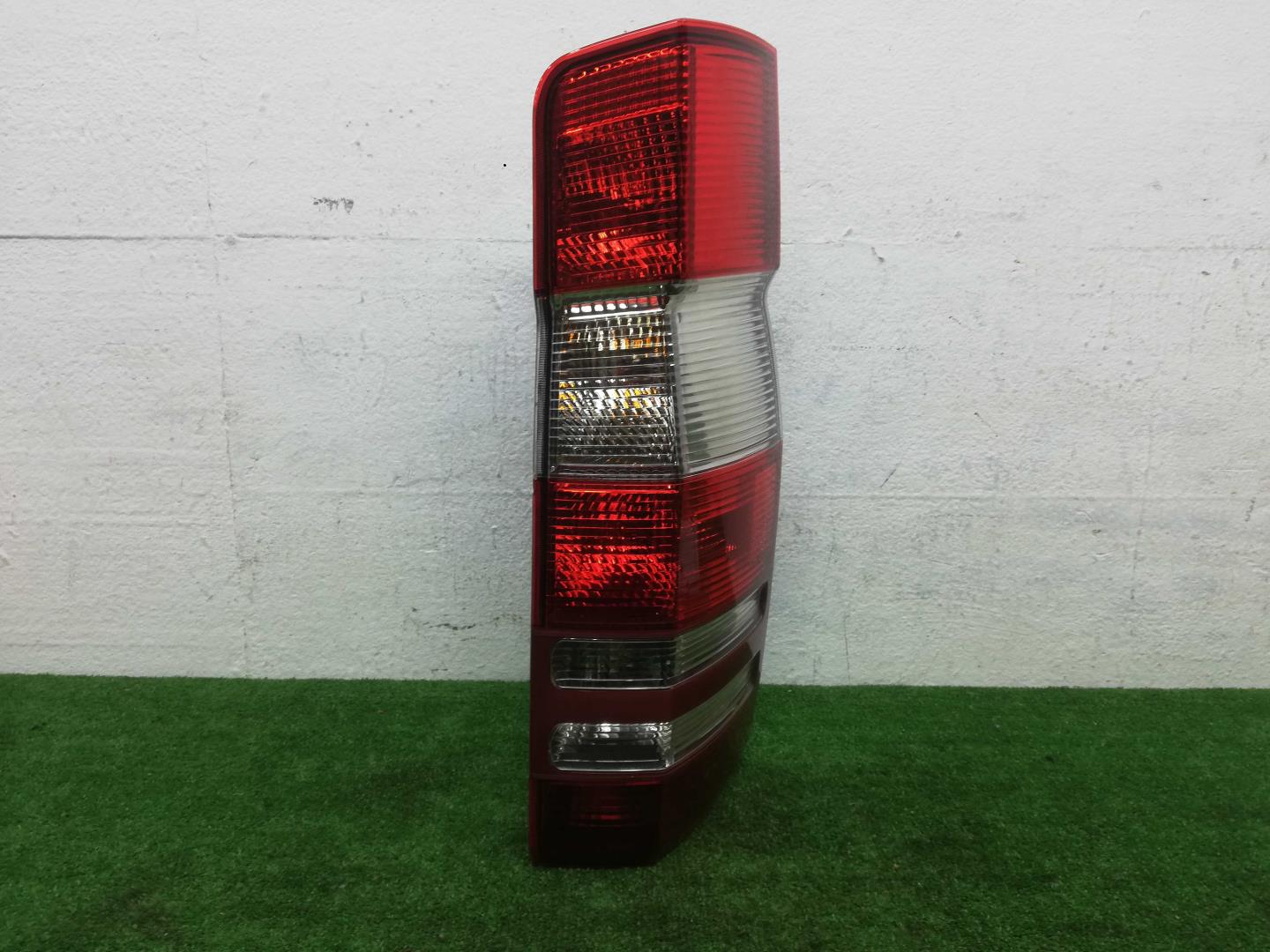 Фонарь задний наружный правый
