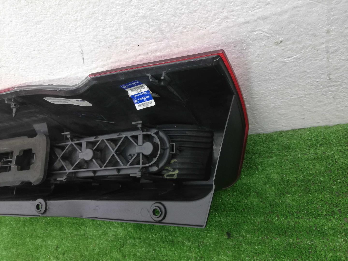 Фонарь задний наружный правый