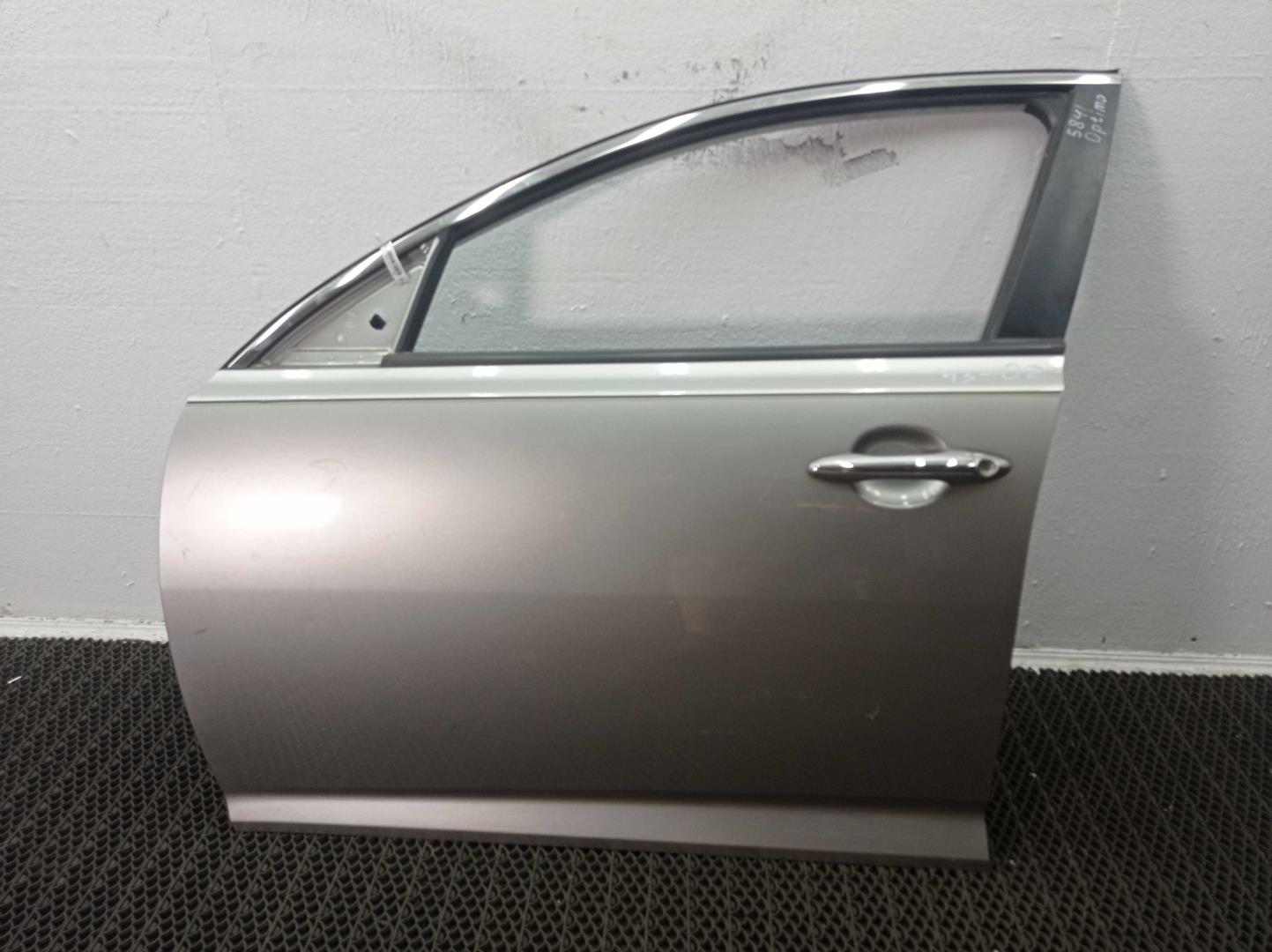 Стекло двери передней левой