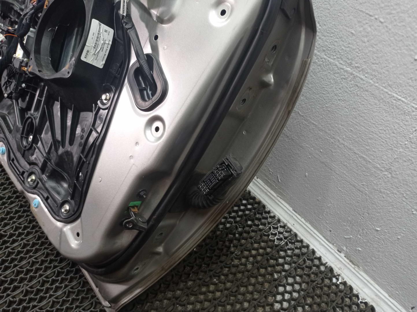 Стекло двери передней левой