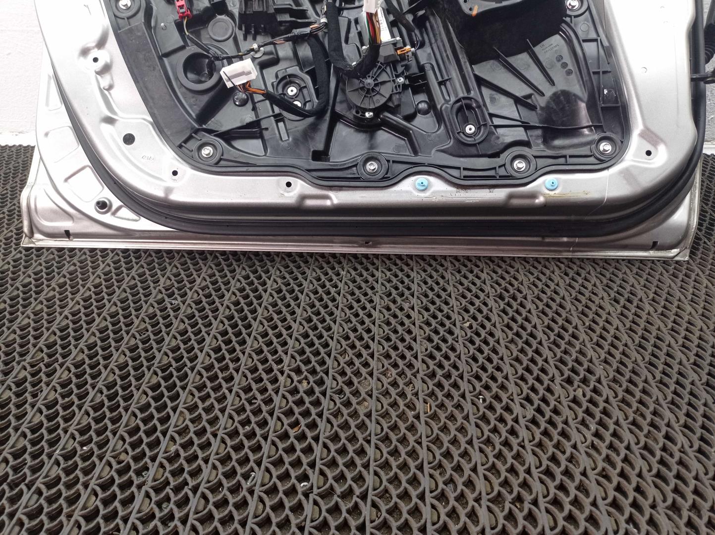 Стекло двери передней левой