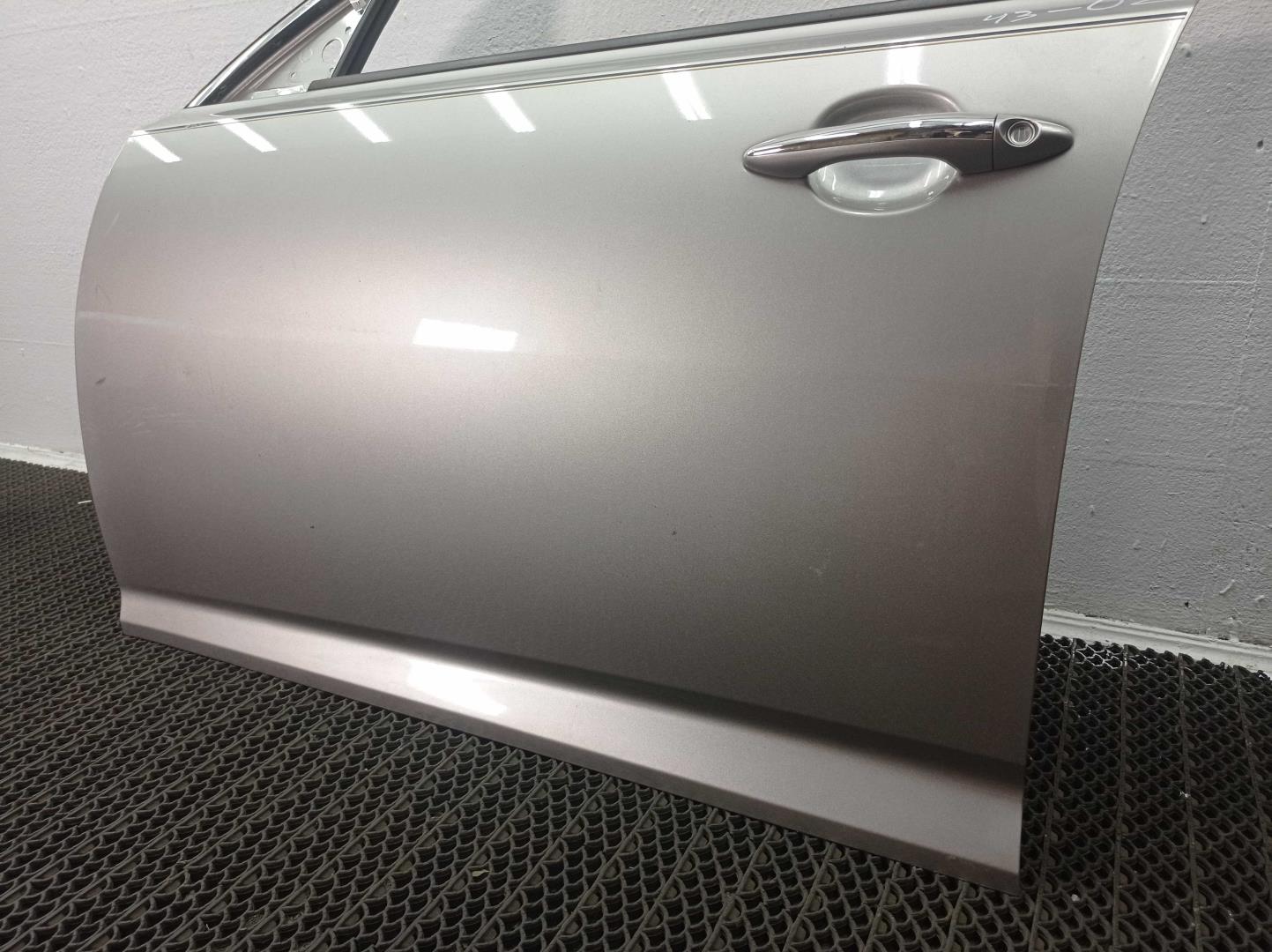 Стекло двери передней левой