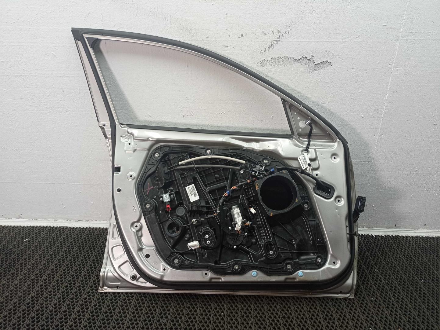 Стекло двери передней левой