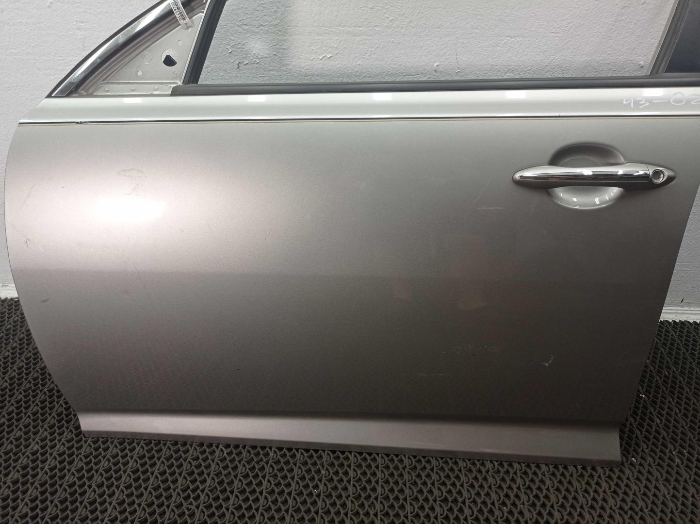 Стекло двери передней левой