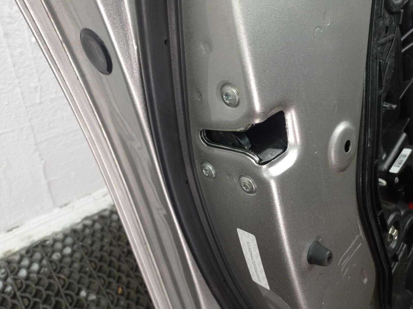 Стекло двери передней левой