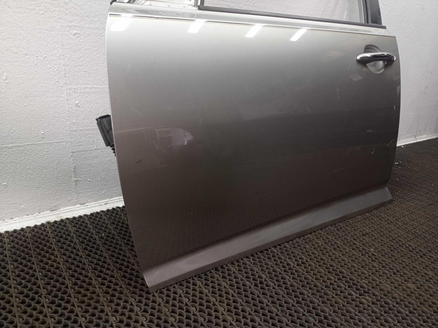 Стекло двери передней левой