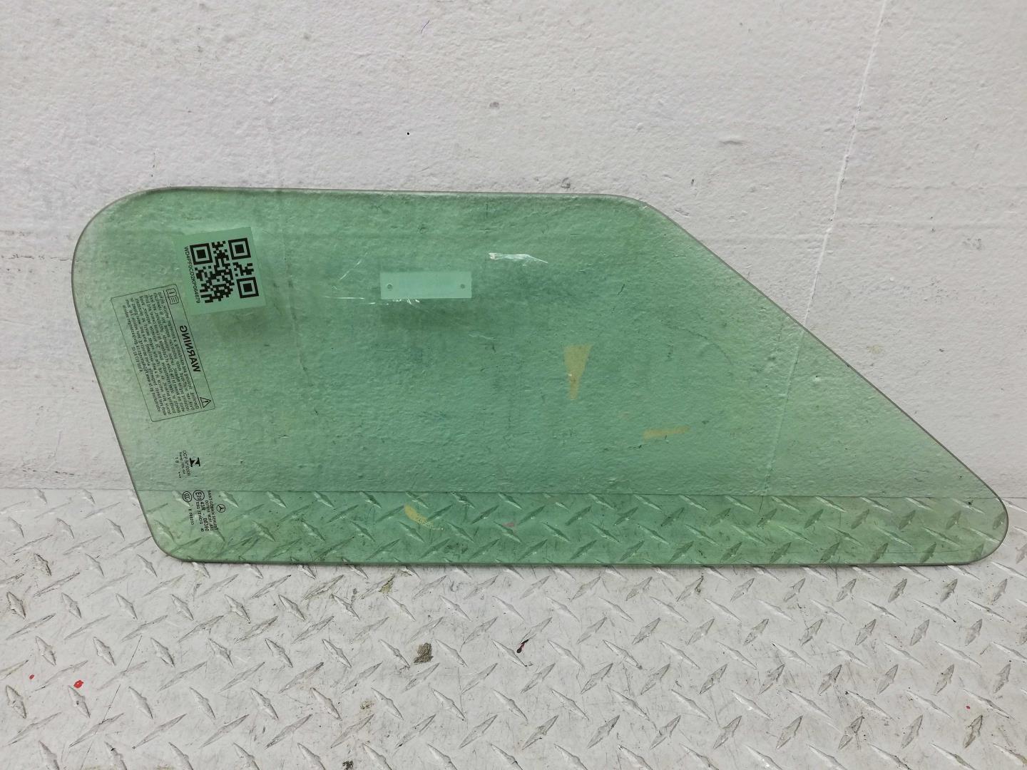 Стекло двери передней левой