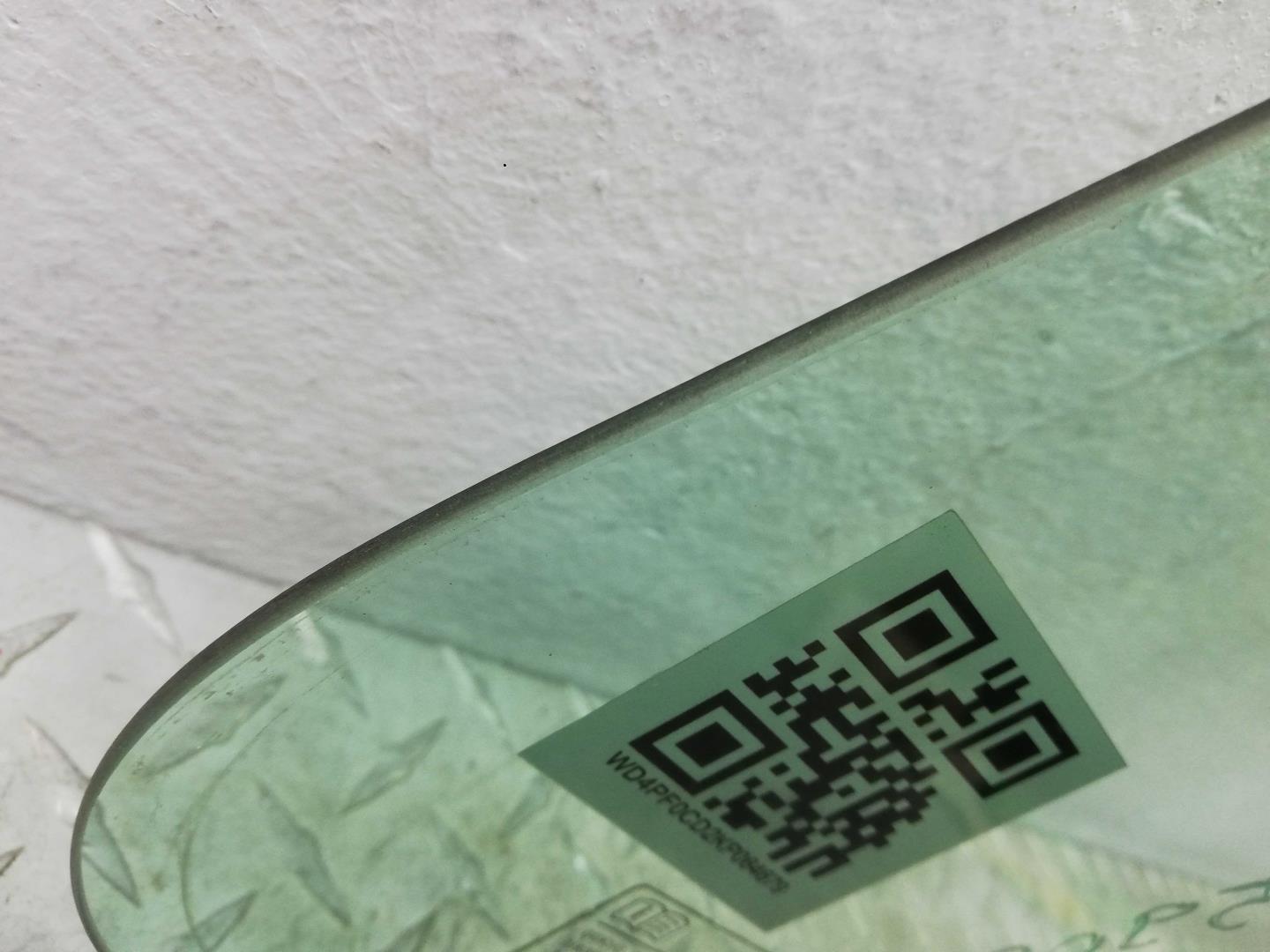 Стекло двери передней левой