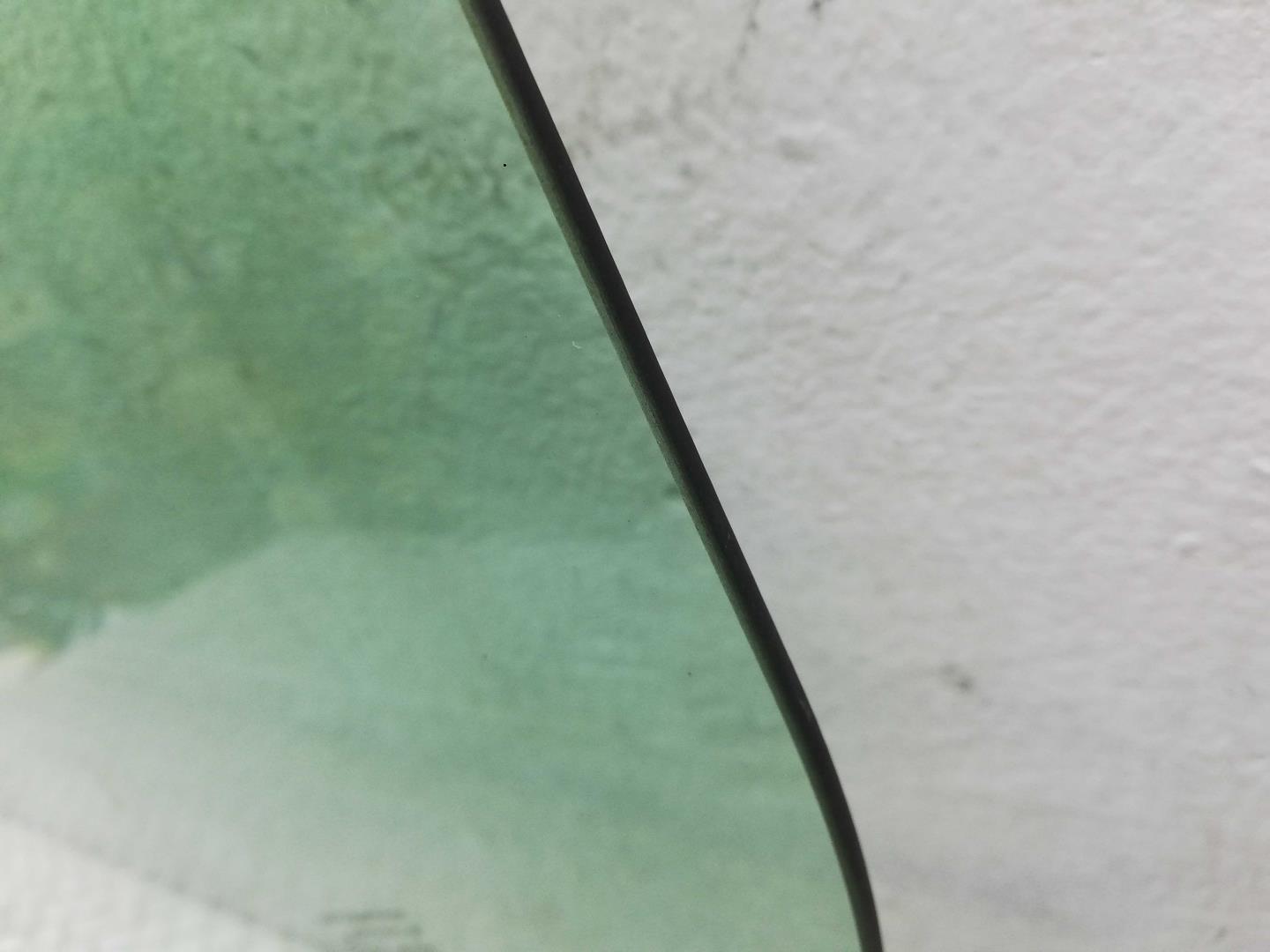 Стекло двери передней левой