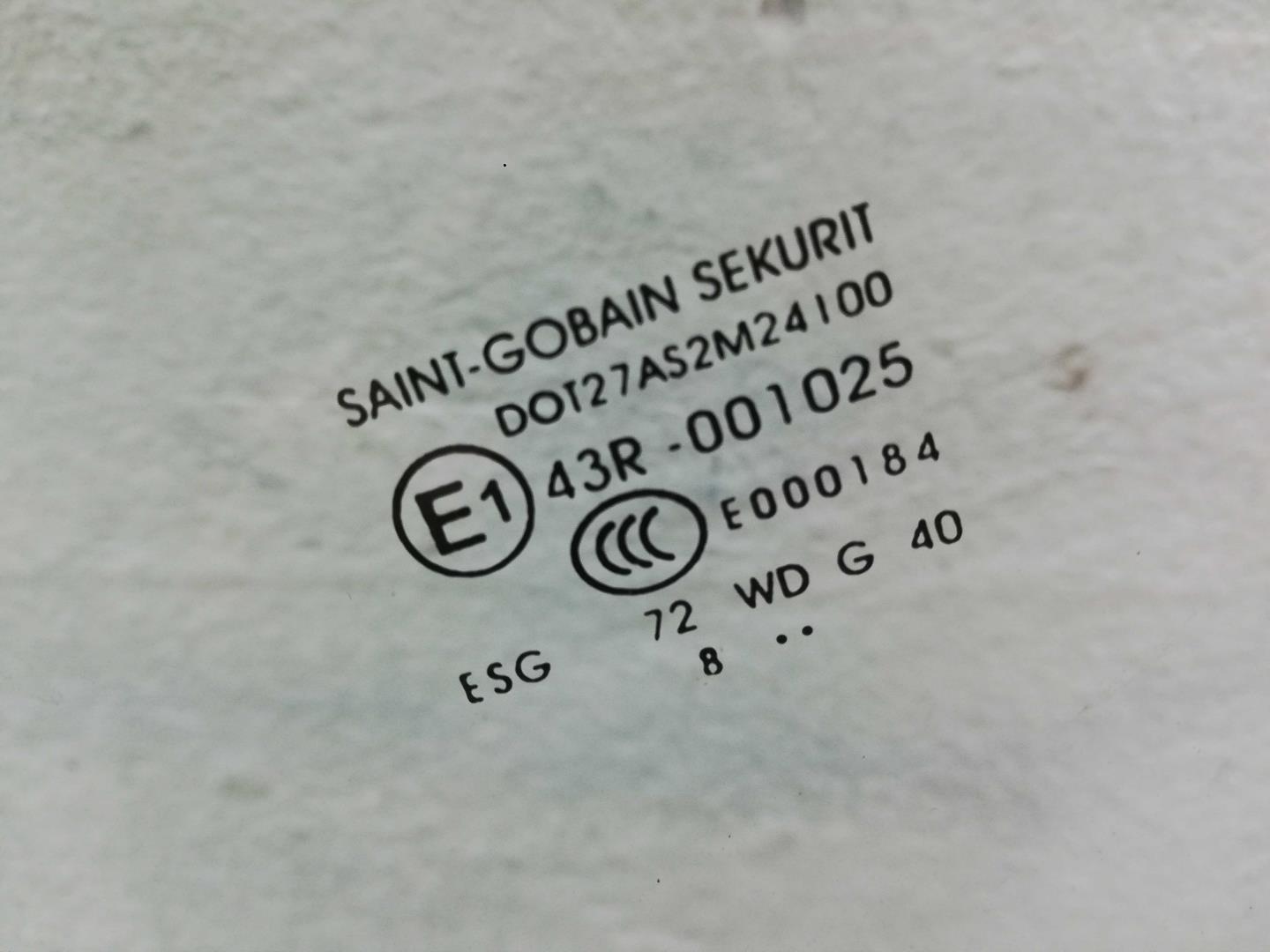 Стекло двери передней левой