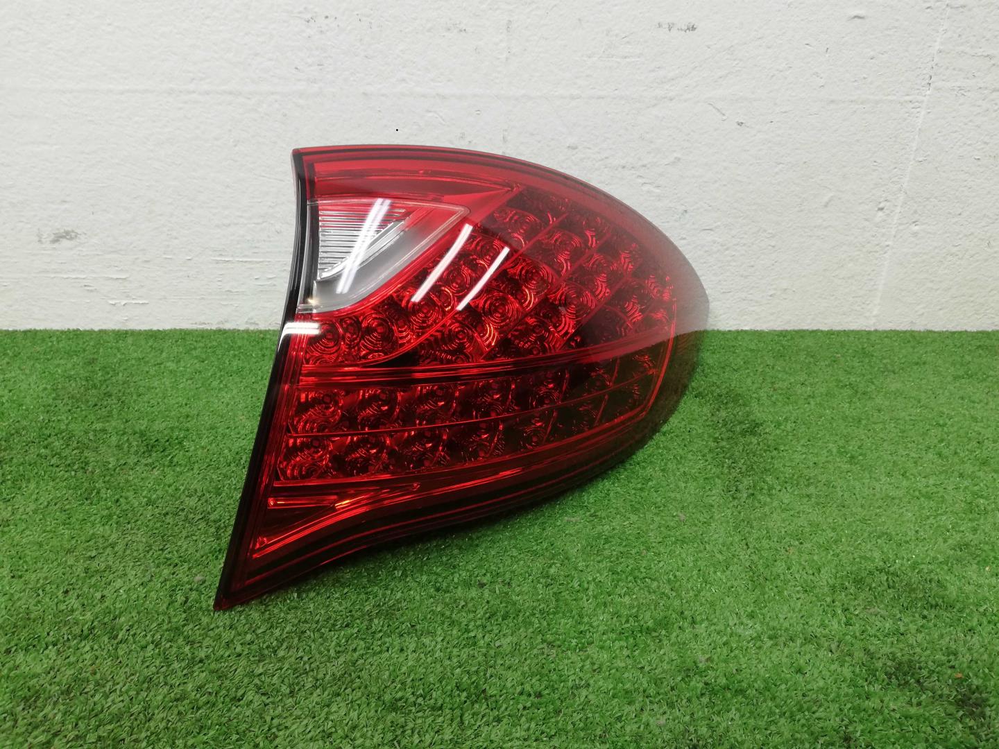 Фонарь задний наружный правый