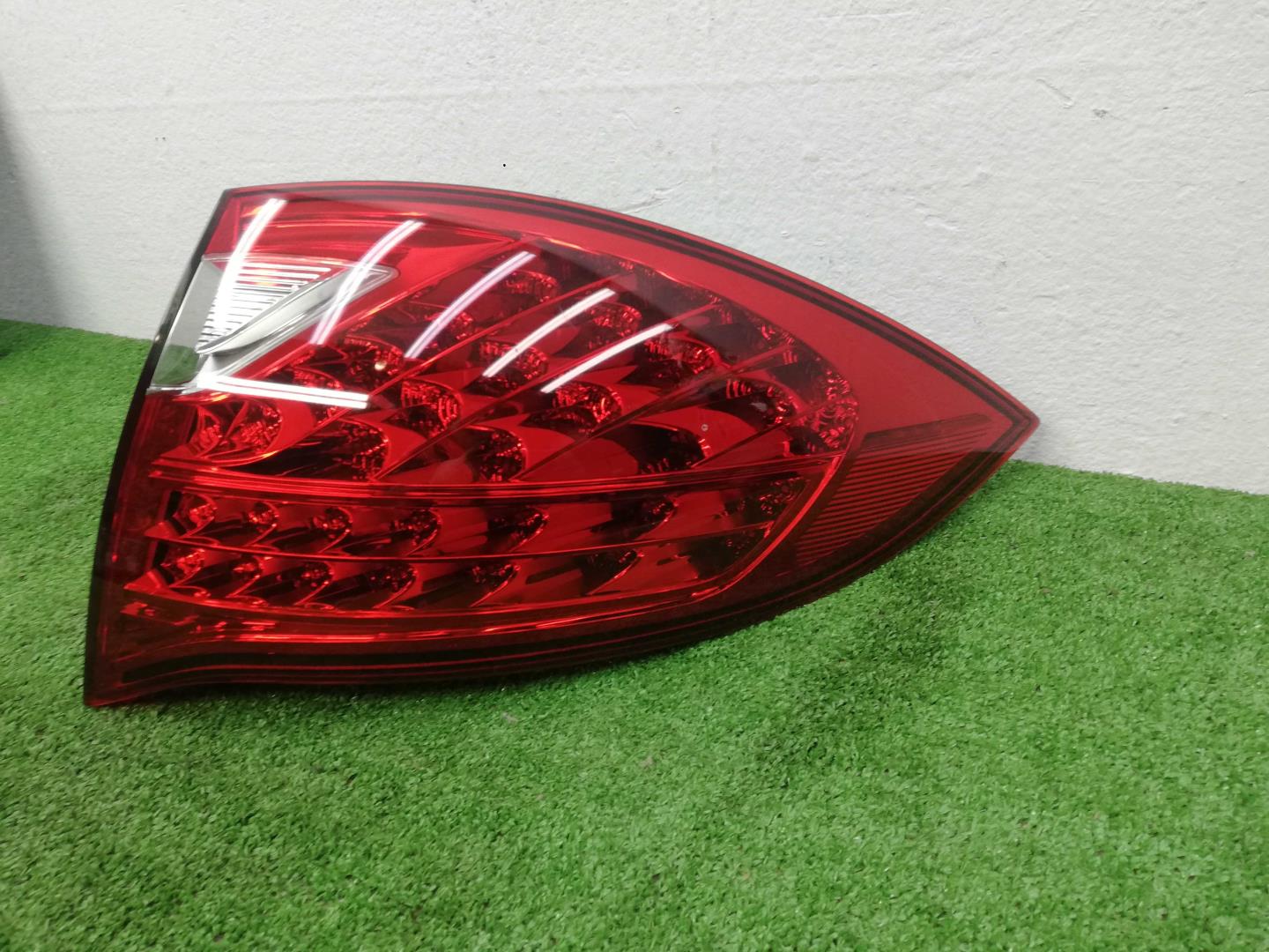 Фонарь задний наружный правый